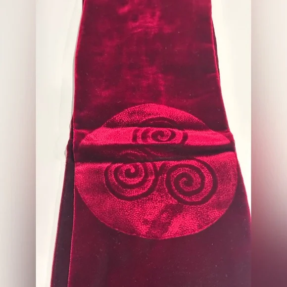 NWOT Handmade
Imogene Velvet Scarf |
Celtic Spiral Design - Picture 2 of 11